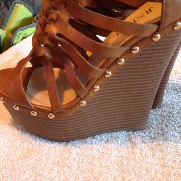 Lady's JustFab platforms and size 7 - Picture 2 of 6